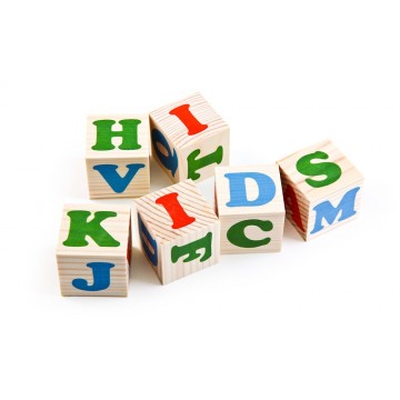 Набор детских деревянных кубиков с английским алфавитом.